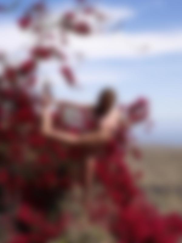 Image #8 from the gallery Yanna flower power